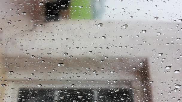 外面在下雨 大的雨滴慢慢地从玻璃杯的潮湿表面滴下 慢动作抽象的自然录像 外面大风大浪糟糕的天气预报 室外雷雨 — 图库视频影像