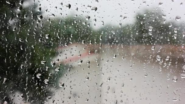 外面在下雨 大的雨滴慢慢地从玻璃杯的潮湿表面滴下 慢动作抽象的自然录像 外面大风大浪糟糕的天气预报 室外雷雨 — 图库视频影像