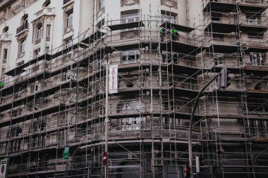 Madrid, İspanya 22 Kasım 2023 Westin Palace Oteli. İnşaat alanı. Dış bina inşa ediliyor. Ticari binaların ön cephesindeki iskeleler, apartman daireleri. Klasik, neoklasik mimari.