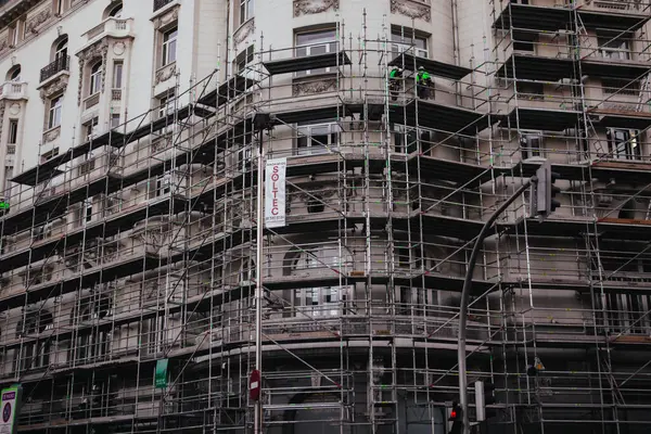スペイン マドリード 2023年11月22日ウェスティン パレス ホテル改装 建設現場 外観を構築する 商業建物のサファイア アパートの家の上の足場 クラシック ロイヤリティフリーのストック画像