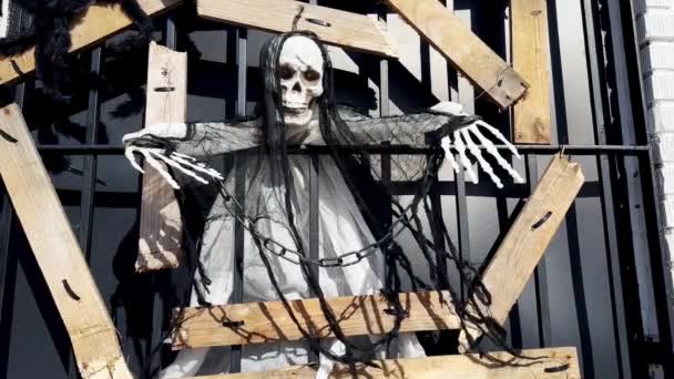 Grim Reaper Skeleton Swings Wind Street Still Life Halloween Decor — Stock Video
