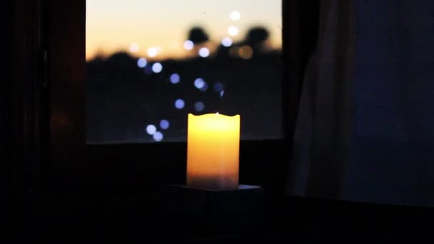 Lumânare Galbenă Ceară Fereastră Reflectarea Copacului Anul Nou Lumini Ghirlande — Videoclip de stoc