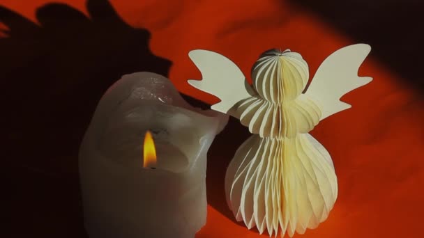 Бумажные Ангелы Рука Сделала Белого Ангела Красном Фоне Новогодние Творческие — стоковое видео