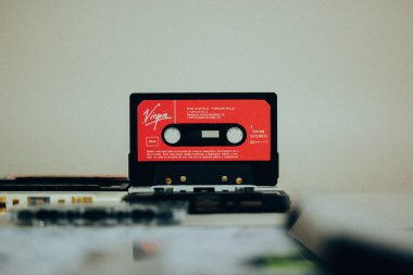 Madrid, İspanya. 2 Ocak 2024. Kayıt cihazı ve kayıt cihazı için eski bir klasik kırmızı kaset. 90 'lar için nostalji, 00' ler. Bakire logosu. Müzik hit oldu.