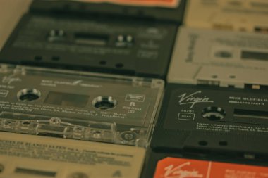 Madrid, İspanya. 2 Ocak 2024 Eski kaset arka planı. Teyp, kayıt cihazı. 90 'lar için nostalji, 00' ler. Bakire logosu. Müzik koleksiyonu