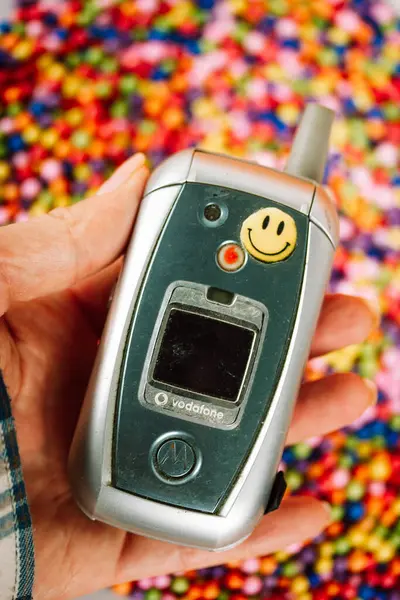 Μαδρίτη Ισπανία Ιανουαρίου 2024 Παλιά Motorola Τηλέφωνο Smiley Αυτοκόλλητο Πρόσωπο Φωτογραφία Αρχείου