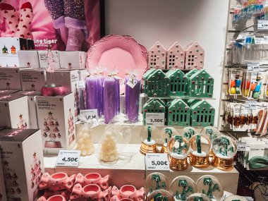 Madrid, İspanya. 21 Kasım 2023 Yeni Yıl temalı çeşitli ev ve dekorasyon ürünleriyle birlikte. Alışveriş merkezinde satış. Çocuklar için bir dükkanın içinde. Noel ağacı için hediyeler.