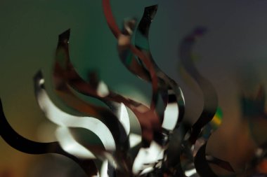 Bir parça gümüş süs, koyu mavi arka planda Noel yağmuru. Noel partisi parlak dekor makro fotoğraf. Kış tatili için dekorasyon. 