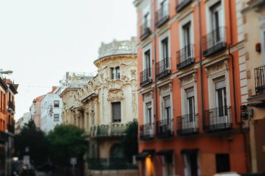 Madrid, İspanya. 19 Kasım 2023 Palacio de Longoria. Madrid Mimarlık. Koloni tarzı, barok tarzı güzel turuncu bej binaların cepheleri. Tarihsel merkez eğim değişimi. 