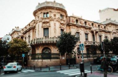 Madrid, İspanya. 19 Kasım 2023 Palacio de Longoria ön görüntüsü. Madrid Mimarlık. Güzel bej bina cepheleri. Art Nouveau Sarayı İspanyol başkentinin tarihi merkezi.
