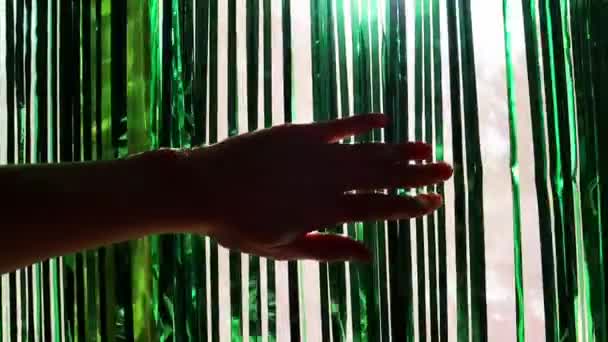 Γυναικείο Χέρι Αγγίζει Χέρι Πράσινο Λαμπερό Φύλλο Κουρτίνα Ολογραφικό Γιρλάντα — Αρχείο Βίντεο