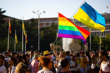 Madrid, İspanya. 3 Temmuz 2022. Gurur Ayı 'nda birçok insan, gençler eğleniyor. Eşcinsel geçit töreni festivali. LGBT sembolleri, gökkuşağı bayrağı ve Ukrayna bayrakları.