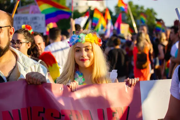 Madrid, İspanya. 3 Temmuz 2022 'de bir grup genç gay geçit töreninde dışarıda eğleniyor. LGBT gökkuşağı bayrakları. Yaz Festivali neşesi. 