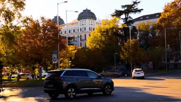 西班牙马德里 2023年10月1日人们在城市街道上匆忙行走 在阳光灿烂的秋天开车上路 慢行城市交通 — 图库视频影像