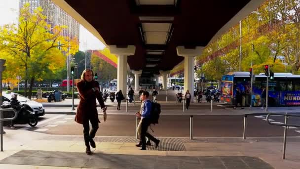 西班牙马德里 2023年10月1日人们在城市街道上散步 在阳光灿烂的秋天开车上路 慢动作的城市交通 生活方式 — 图库视频影像