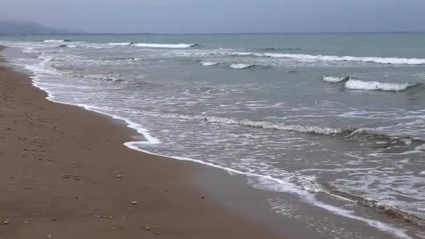 Голубая Вода Океане Береговая Линия Средиземного Моря Штормовые Волны Сэнди — стоковое видео