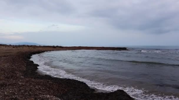 大海中的蓝水 地中海沿岸的海景 暴风雨的波浪 桑迪海滩阴郁的一天 岸边的褐色沙滩 旅行射击 — 图库视频影像