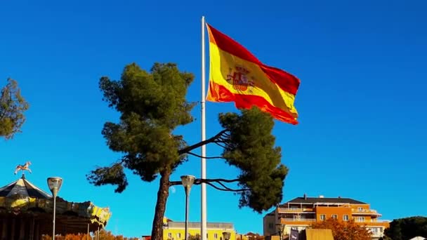 Madrid Spanien Mai 2023 Spanische Flagge Wind Vor Blauem Himmel — Stockvideo