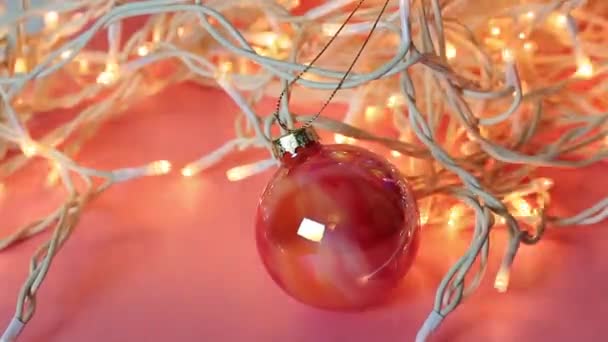 オレンジ色の光沢のあるガラス 白いLedのガーランド ライトの間の新しいイブ ボール 家の装飾のための新年およびクリスマスの党装飾 ハッピーニューイヤー 2024 — ストック動画
