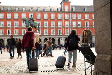 Madrid, İspanya, 27 Şubat 2024 Plaza Belediye Başkanı. Tarihi bina cepheleri. Turistler Avrupa 'ya seyahat ederken III. Philip' in heykelini ziyaret ediyorlar