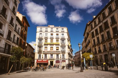Madrid, İspanya. 13 Temmuz 2023 Old City Caddesi, yaz günlerinde klasik mimari. Eski evlerin ön cephelerinde. Emlak mahallesi.