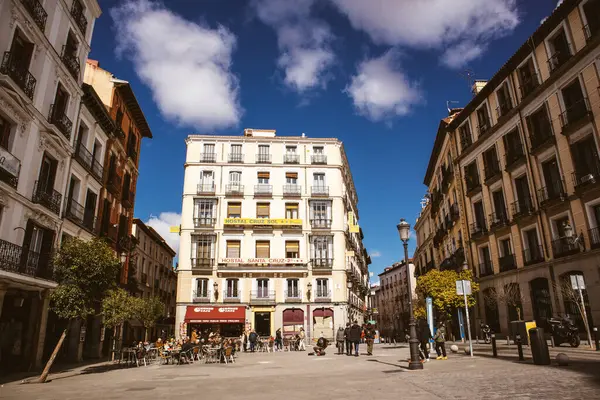 マドリード スペイン 7月2023 オールドシティストリート 夏の日の古典的な建築 住宅のヴィンテージハウスはファサードをしています 不動産エリア ストック画像