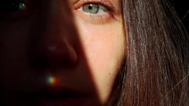 Menina Bonita Com Olhos Azuis Olhando Para Uma Câmera Rosto — Vídeo de Stock