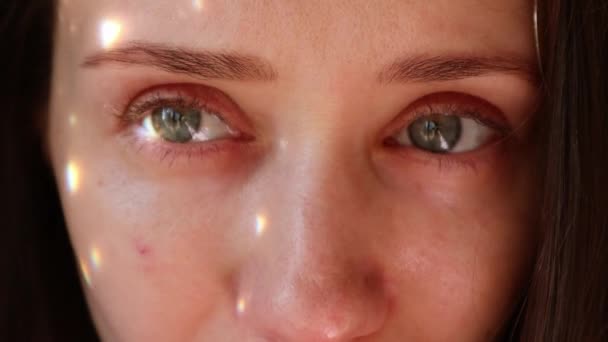 Mujer Atractiva Joven Con Hermosos Ojos Azules Verdes Resplandor Luz — Vídeos de Stock