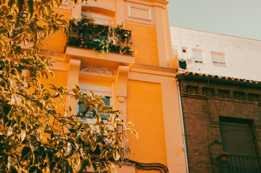 Madrid, İspanya. 1 Haziran 2023 Avrupa mimarisi. Süslenip püslenilmiş tarihi cephe. Eski bir caddedeki turuncu apartman. Seyahat broşürü, yaşam tarzı dergisi.