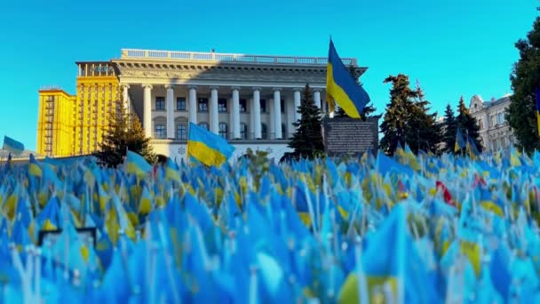 乌克兰基辅 2023年5月1日许多蓝色黄色的乌克兰国旗与政府大楼相对立 爱国主义 民族主义 国家记忆独立概念 — 图库视频影像