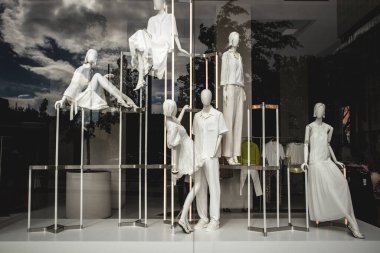 Madrid, İspanya. 1 Mayıs 2024. Mankenli şık bir kadın giyim mağazasının cam penceresi. Butikte yaz koleksiyonu. Moda, tarz, moda.