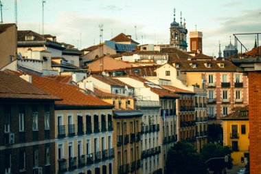 Madrid, İspanya. 1 Mayıs 2024 Avrupa 'da bir caddede eski evleri olan güzel bir şehir manzarası perspektif olarak parlak renkli binalar ön plana çıkıyor