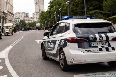 Madrid, İspanya. 1 Mayıs 2024 Beyaz Polis arabası şehir sokaklarında devriye geziyor. Önleyici güvenlik. Şehir merkezinde Polis Teşkilatı. 