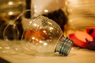 Mavi plastik şişeyi yeniden üretmek için geri dönüşüm. Eski çöp konseptine verilmiş yeni bir hayat. Plastik Öğütücü Yeniden Amaçlandırma Süreci.