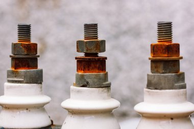 Paslı cıvatalar, beyaz arka planda çelik fındıklar. Vidalı büyük paslı bir cıvata. Metal bir yapının parçası. Metal güvende. Paslanmış cıvatanın kapanışı.