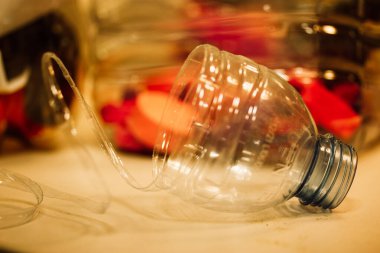 Mavi plastik şişeyi yeniden üretmek için geri dönüşüm. Eski çöp konseptine verilmiş yeni bir hayat. Plastik Öğütücü Yeniden Amaçlandırma Süreci.