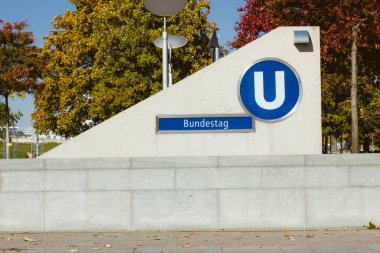 Berlin, Almanya. 2 Ekim 2023. Metro istasyonu Bundestag dış tarafı, giriş işareti. Autumnal City Caddesi. Şehir taşıma sistemi. Somut yapı