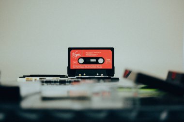 Madrid, İspanya. 2 Ocak 2024. Kayıt cihazı ve kayıt cihazı için eski bir klasik kırmızı kaset. 90 'lar için nostalji, 00' ler. Bakire logosu. Müzik hit oldu.