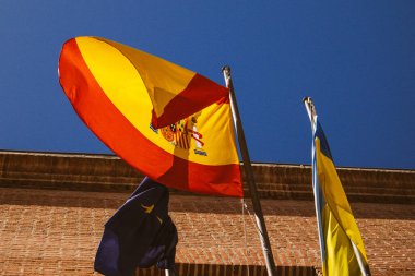 1 Mayıs 2024 'te İspanya' nın sarı-kırmızı bayrağı Avrupa Birliği bayrağı ve belediye binasının ön cephesinde Ukrayna bayrağı dalgalanır..