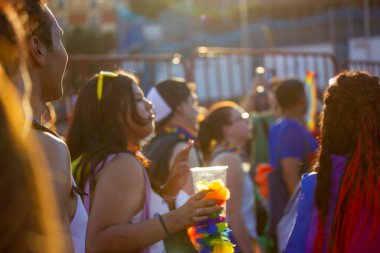 Madrid, İspanya. 1 Temmuz 2022 Bir grup genç parti, müzik karnavalı müzik dinler, dans eder ve eğlenir. Şenlikteki gençler, gay gururu..