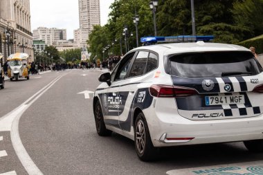 Madrid, İspanya. 1 Mayıs 2024 Beyaz Polis arabası şehir sokaklarında devriye geziyor. Önleyici güvenlik. Şehir merkezinde Polis Teşkilatı. 