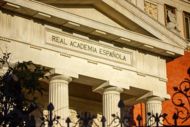 Madrid, İspanya. 1 Mayıs 2024 İspanya Kraliyet Akademisi. Gerçek Akademi Espanola Eski İspanyol turuncu binası, sütunlar. Tarihi neoklasik mimari.