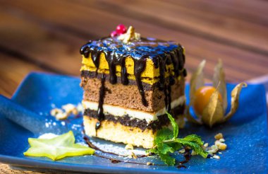 Çikolata damlayan lezzetli bir sünger keki. Tabakta tatlı var. Lokanta, kafe, çikolatalı pasta servisi.