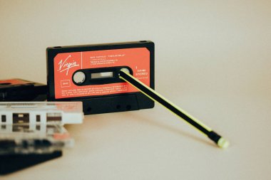 Madrid, İspanya. 2 Ocak 2024 Bir kalemle geri sarma Eski bir eski kaset teyp teybi için. 90 'lar için nostalji, 00' ler. Klasik müzik.