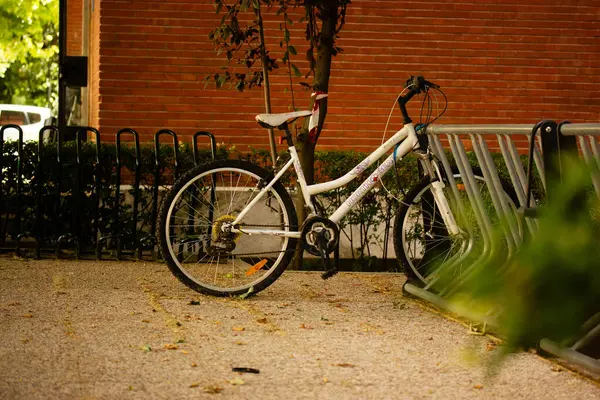 stock image Madrid, Spain. May 17, 2024 One two-wheeled bicycle is parked in a bike parking lot. Bike rental service. Ecological vehicle outdoors. Urban landscape