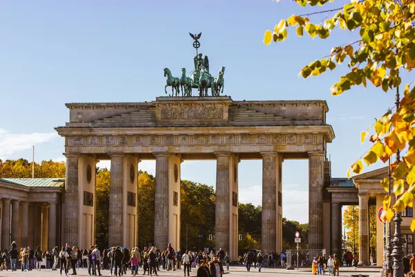 Berlin, Almanya. 1 Ekim 2023 Brunderburg kapısı. Sonbahar şehri ve güneşli bir sonbahar gününde Alman başkentinin simgesi. Seyahat güzergahı. Şehir turu.