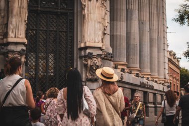 Madrid, İspanya. 20 Temmuz 2024 Bir çok insan bir yaz caddesinde acele ediyor. Eski binalar ve simgeler. İspanyol başkentinde yol geçen turistler. 