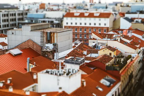 Madrid, İspanya. 1 Mayıs 2024 Yoğun Kentsel Gelişim. Konut binaları. Turuncu başlıklı çatılar. İspanyol mimarisi. Eski kasaba manzarası.