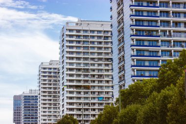 Berlin, Almanya. 2 Ekim 2023 Yüksek konut binaları perspektifte. Kentsel bölgenin modern mimarisi apartmanın dış yapısının bir parçası