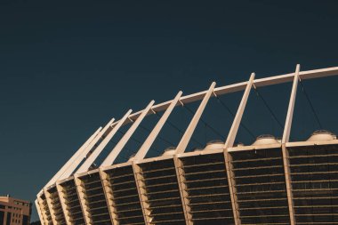 Kyiv, Ukrayna. 1 Ağustos 2024 Ukrayna 'nın başkentindeki Olimpiysky futbol stadyumunun dışı. Mavi gökyüzüne karşı modern beyaz bir bina..